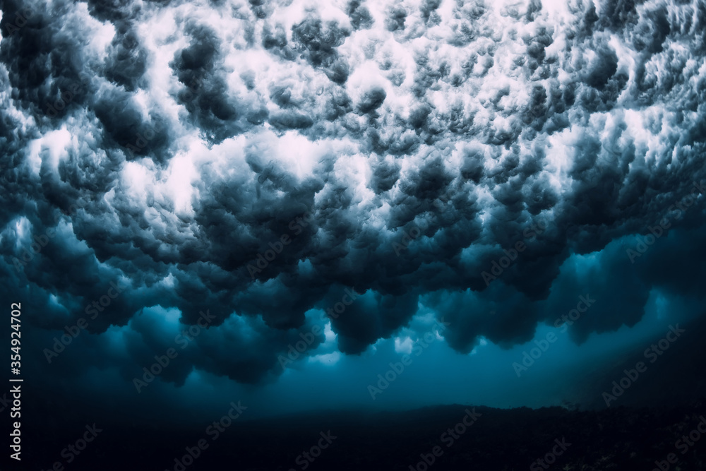 Naklejka premium Ocean wave underwater. Underwater ocean textures