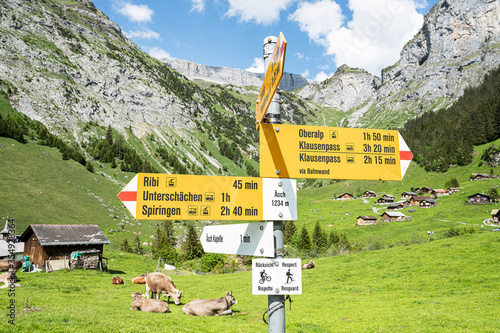 Tableau sur toile Wanderwegweiser auf dem Alpweiler Äsch bei Unterschächen, Kt