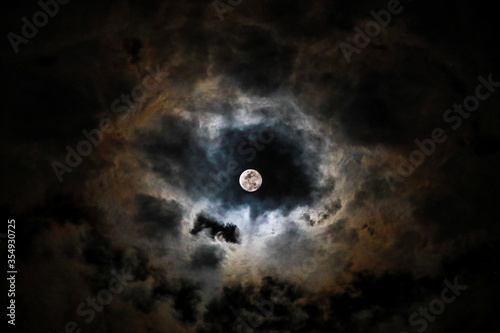 Lua entre as nuvens