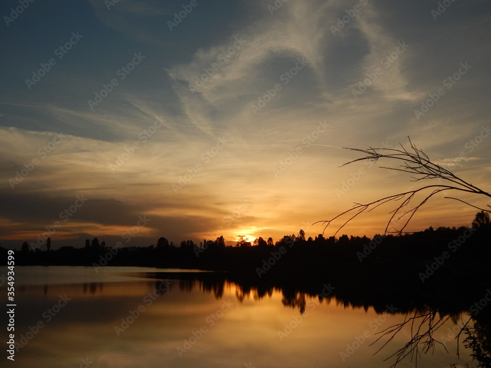 Naklejka premium sunset over the lake