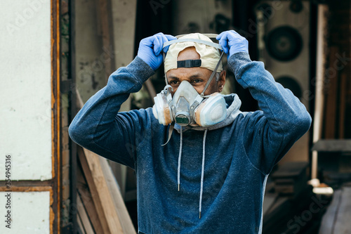 Fotografie Close up portrait of male worker wearing full face respirator mask for working in hazard environment