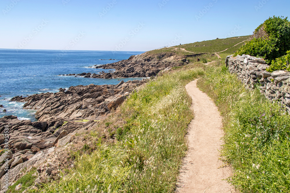 Plouhinec. Sentier côtier sur la côte rocheuse dans la baie d'Audierne. Finistère. Bretagne Plouhinec. Sentier côtier sur la côte rocheuse dans la baie d'Audierne. Finistère. Bretagne