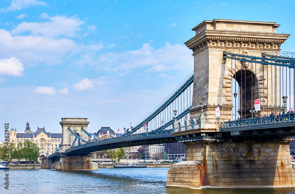Obraz premium Széchenyi Chain Bridge over Danube river in Budapes
