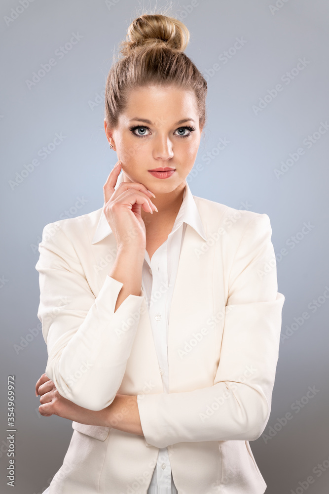 Junge hübsche blonde Businessfrau in weißem Anzug, Blazer. Powerfrau, Chefin, Selbstbewusstsein und Kommunikation. Junge hübsche blonde Businessfrau in weißem Anzug, Blazer. Powerfrau, Chefin, Selbstbewusstsein und Kommunikation.