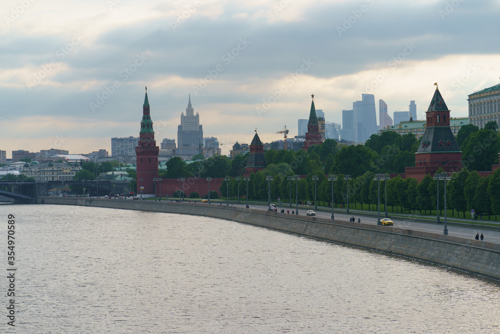 Obraz premium Kremlin, buildings of Ministry of foreign affairs (MFA), Moscow International business center (MIBC). Quarantine is over. People go for a walk at the Kremlin embankment