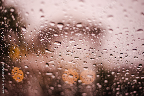 
The rain that hit the window in the evening