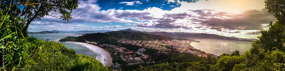 Panoramic photo of the city of Bombinhas, surrounded by the beaches with the mountains in the background
