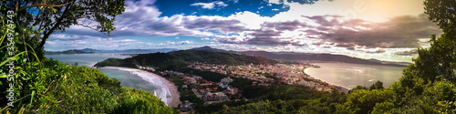 Panoramic photo of the city of Bombinhas, surrounded by the beaches with the mountains in the background © OV Gea