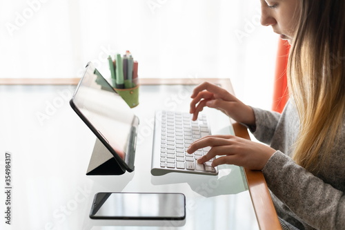 Fotografia Little girl doing homework at home on the computer
