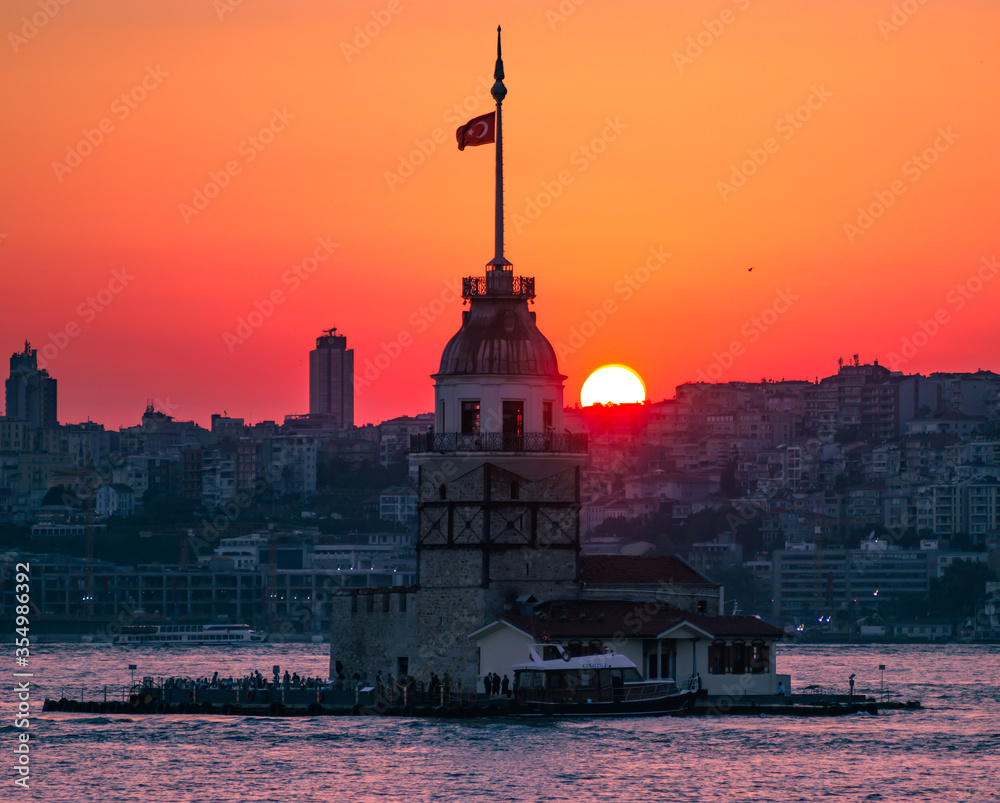 Obraz premium sunset over the city of Istanbul