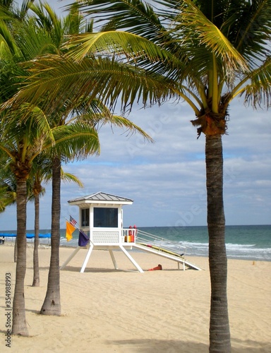 Beach and lifeguard cabin in Fort Lauderdale, Florida