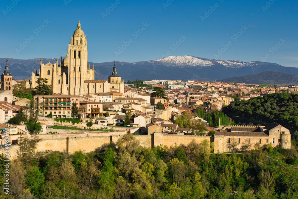 Segovia y montañas nevadas