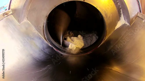 Tunnel system for washing large quantities of clothes in the factory