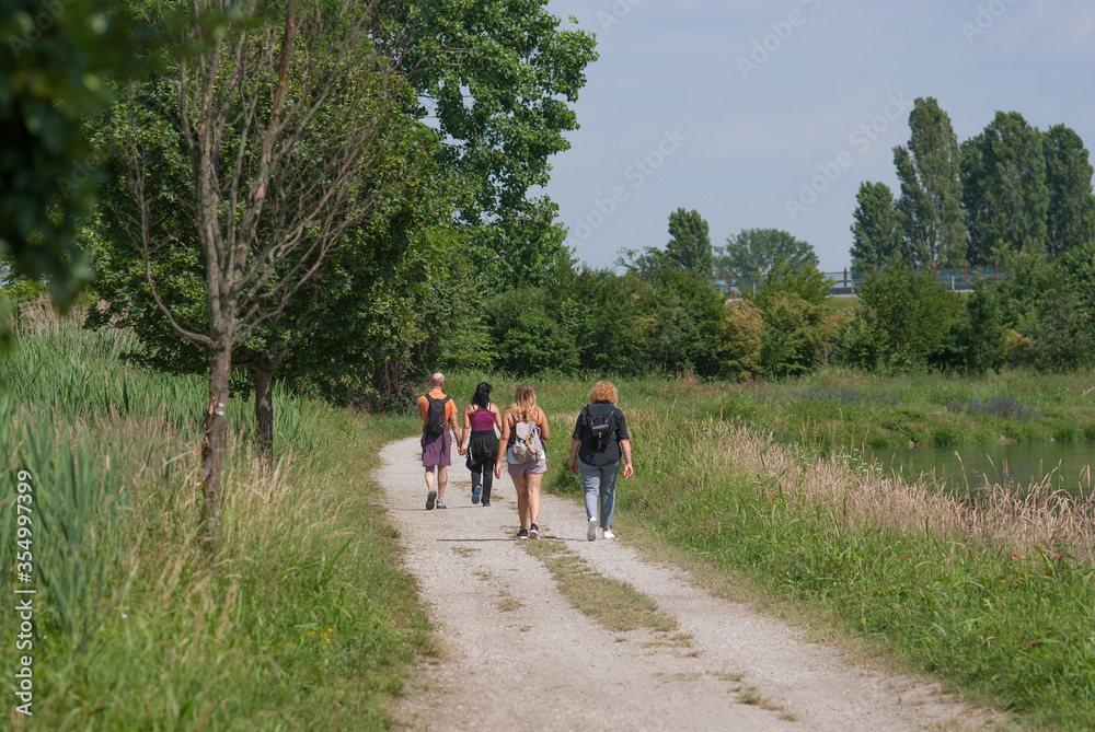 la gente cammina nella strada di campagna la gente cammina nella strada di campagna