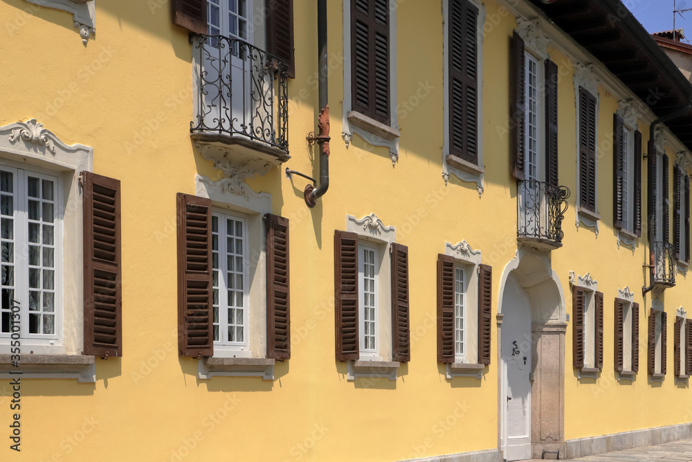 Naklejka premium casa gialla ad angera italia