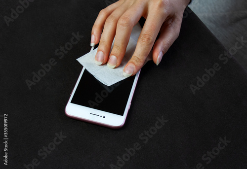 Czyszczenie powierzchni smartfona przy pomocy nawilżanej chusteczki do czyszczenia ekranów dotykowych