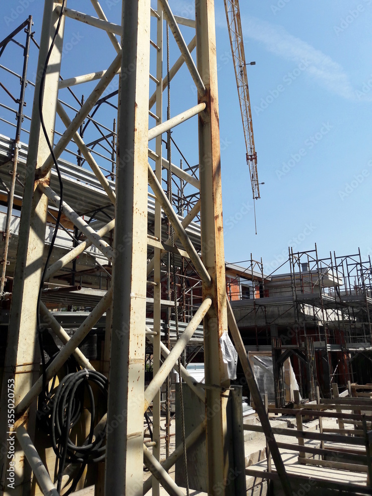Cantiere edile in primavera - gru e ponteggio Cantiere edile in primavera - gru e ponteggio