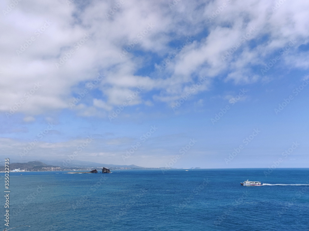 Obraz premium Breathtaking landscape shot of blue sea and cloudy sky