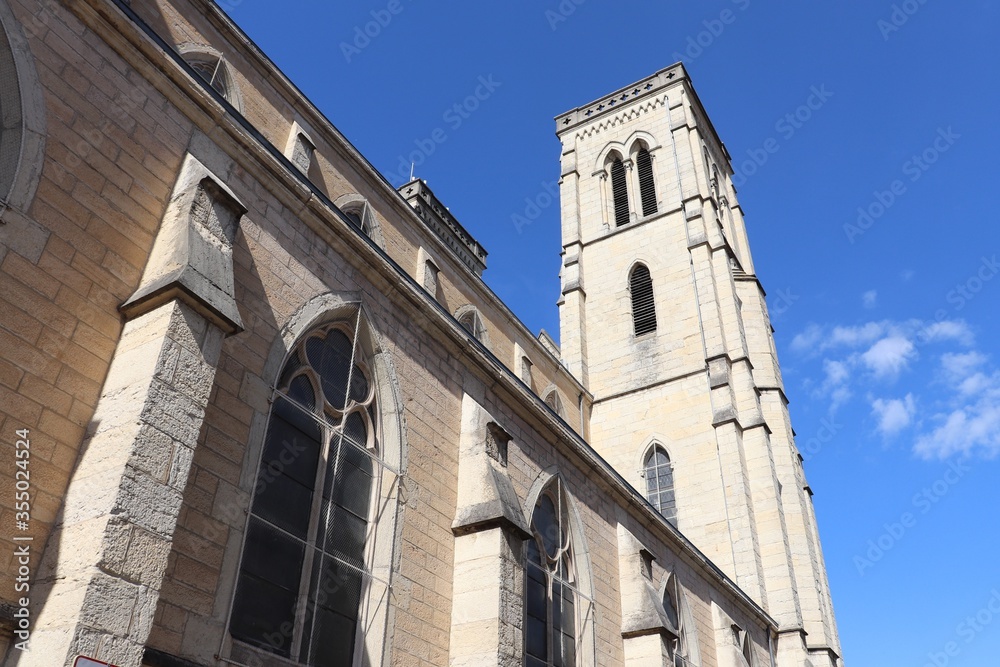 Extérieur de l'église catholique Saint Jean Baptiste, village de Bourgoin Jallieu, département de l'Isère, France