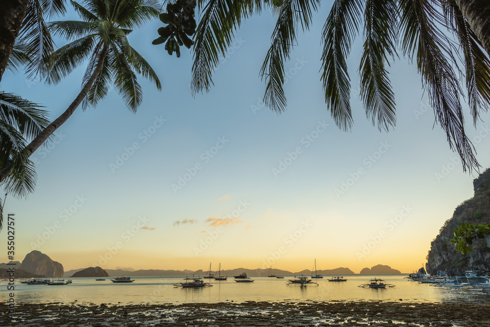 Obraz premium Sunset at Corong corong beach. El Nido, Philippines