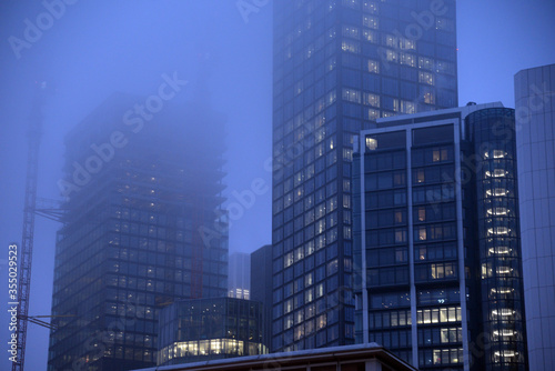 Hochhaus in Frankfurt,abends