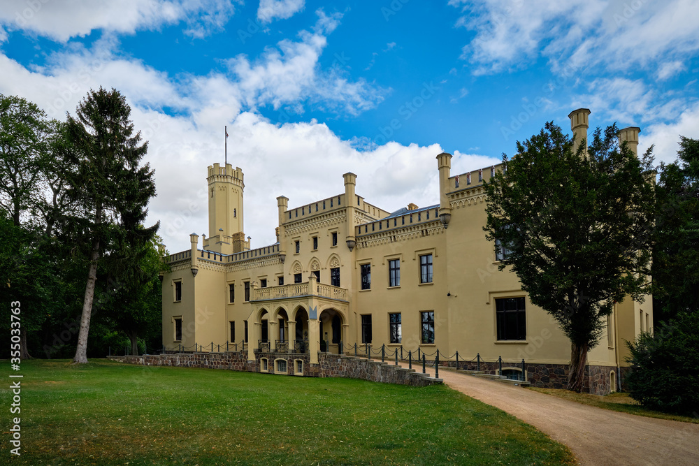 Fototapeta premium Denkmalgeschütztes ehemaliges Herrenhaus des Gutes Reichenow am Radwanderweg