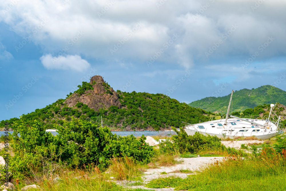 Εκτύπωση καμβά Coastal landscape on tropical Caribbean island with old yacht shipwreck abandoned on shore