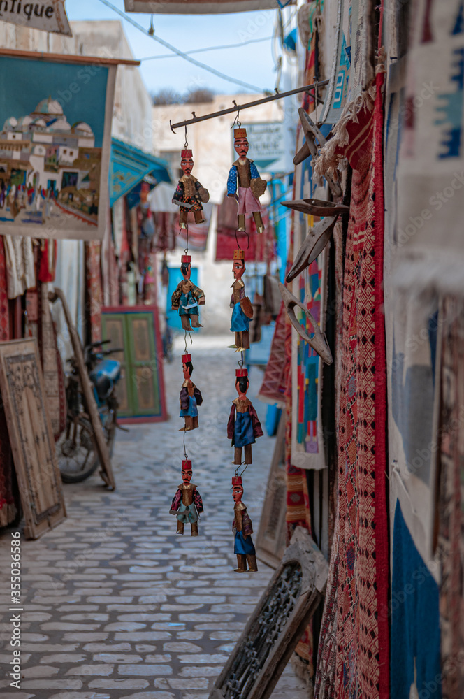 Obraz premium Souvenir street shops in Medina or old town of Tozeur, Tunisia