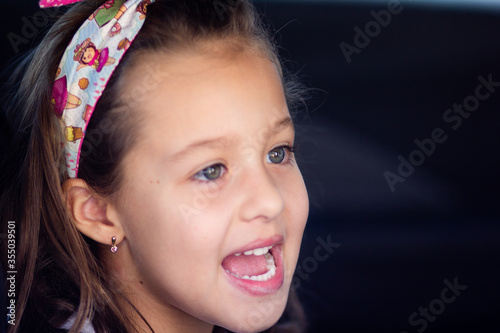 O lindo sorriso e olhar da menina  com muita alegria photo