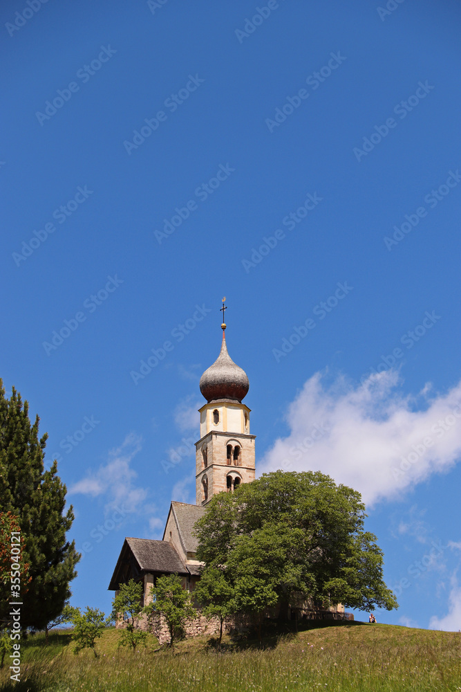 PANORAMA ALPINO CON PICCOLA CHIESA IMMERSA NEL VERDE