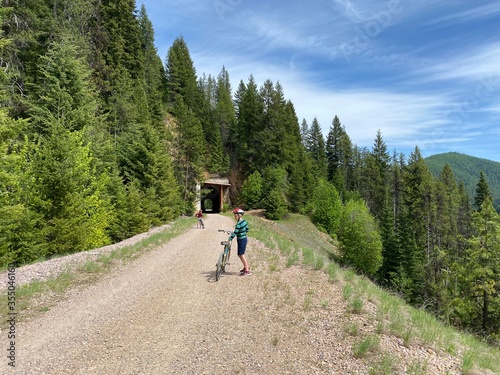 Foto Boy and girl on bicycle trail called Route of the Hiawatha in northern Idaho (pa