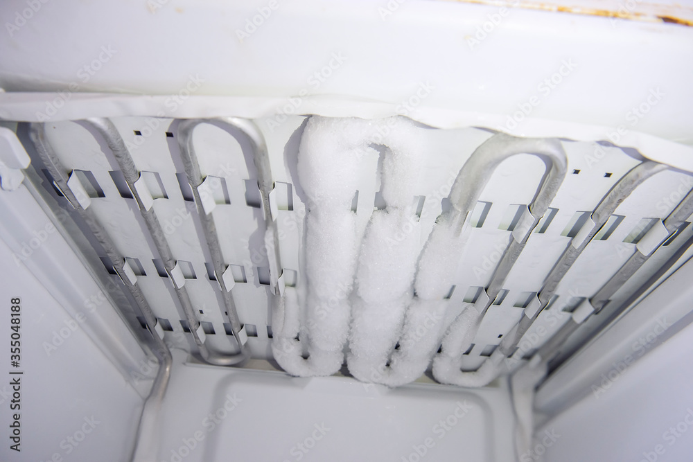 Foto de Dirty, unwashed and frosty refrigerator. Violation and with sanitary and