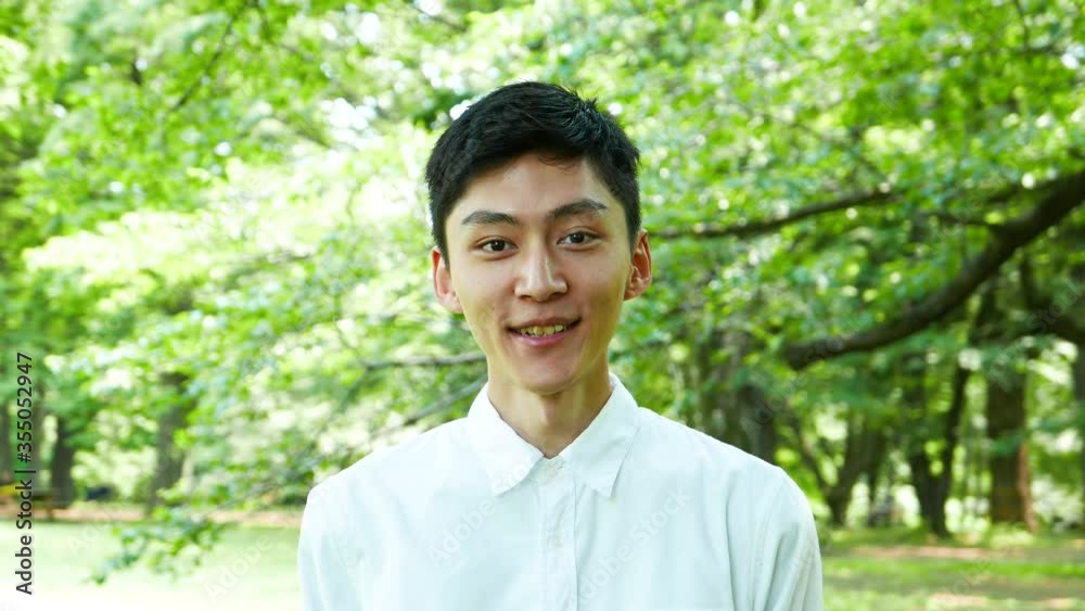 語る　男性　20代　新緑の公園