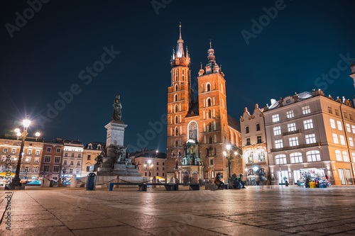 Fototapeta Naklejka Na Ścianę i Meble -  Krakow Old Town with view of St. Mary's Basilica at night