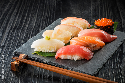 握り寿司の盛り合わせ Japanese food Sushi on black stone plate