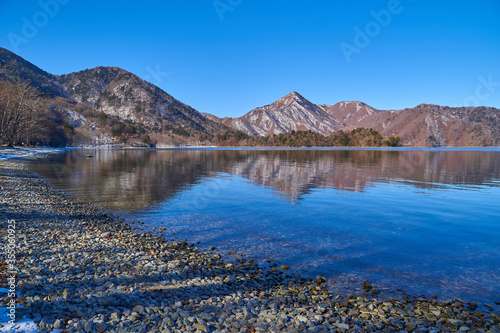 日光中禅寺湖南岸から残雪の西方面の山々(社山等)