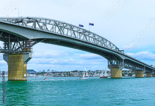 Fototapeta Naklejka Na Ścianę i Meble -  View to the Harbour Bridge from Northcote Point Auckland, New Zealand