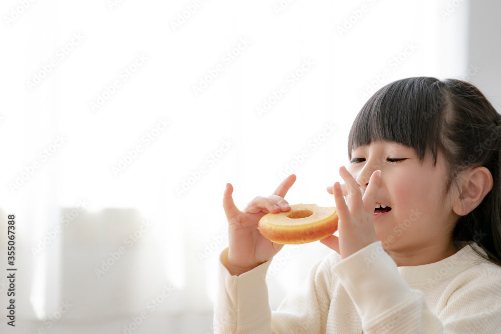 ドーナツを食べる女の子 ドーナツを食べる女の子