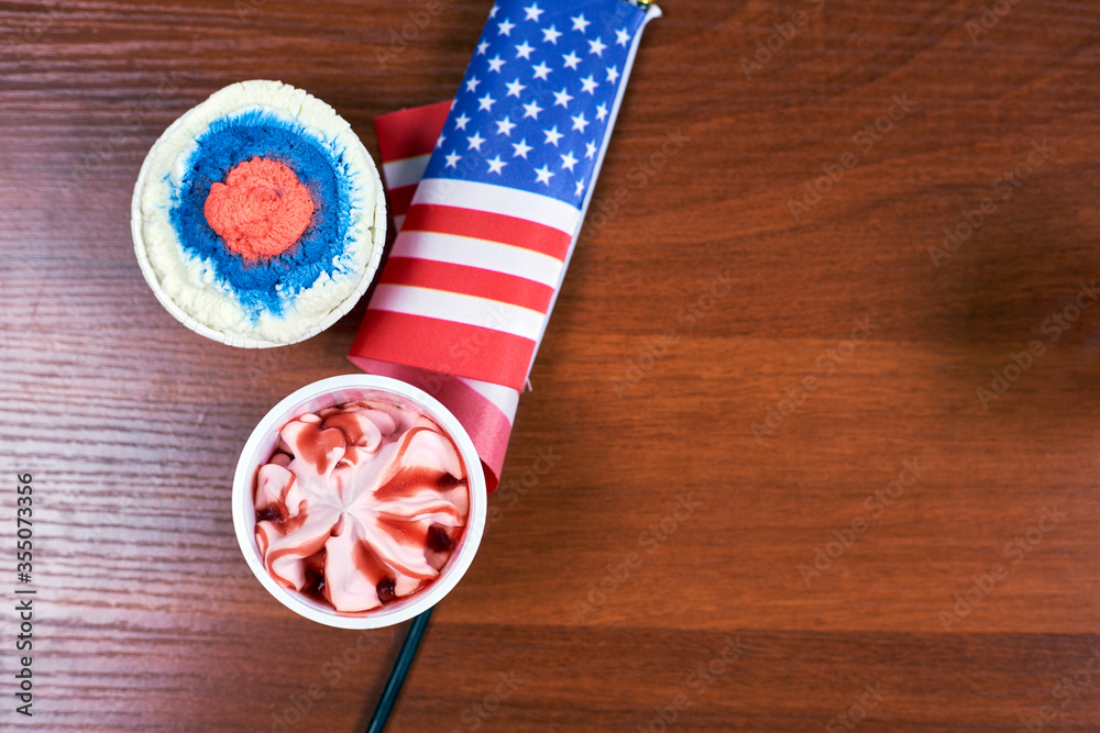 Obraz premium Celebrating Fourth of July. Happy Independence day. Sweets decorated in traditional colors and American national flag