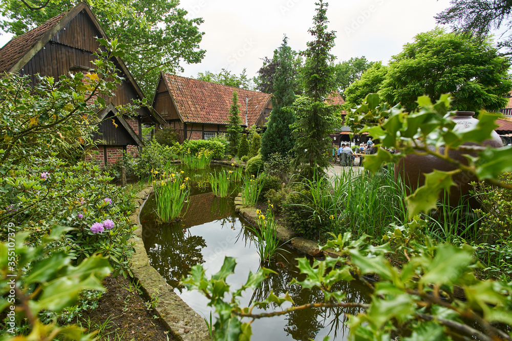 Biergarten mit altem Haus und Garten Biergarten mit altem Haus und Garten