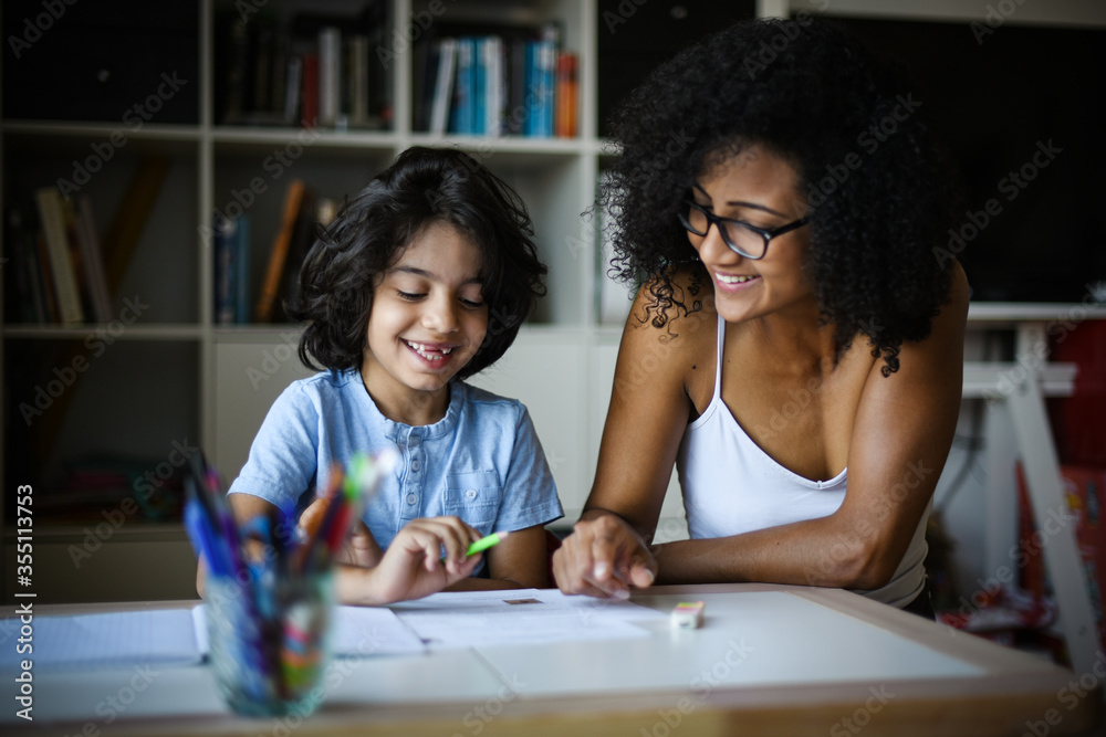 Obraz premium metis mother tutoring her son at home