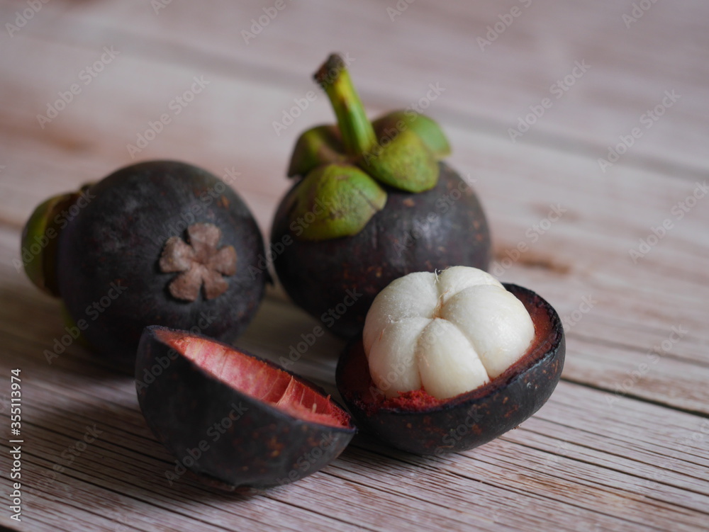 Obraz premium The mangosteen was spotted by deer on the oak table.