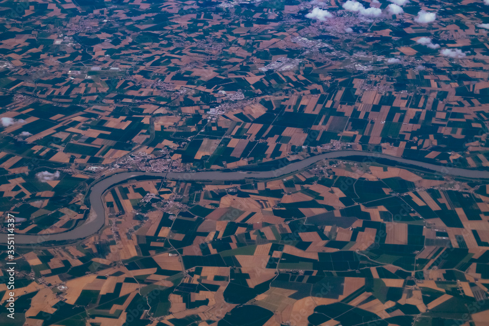 Río Po a su paso por Polesella y Guardia Veneta, Italia. Fotografía aérea, vista cenital de los campos de cultivo en Italia.