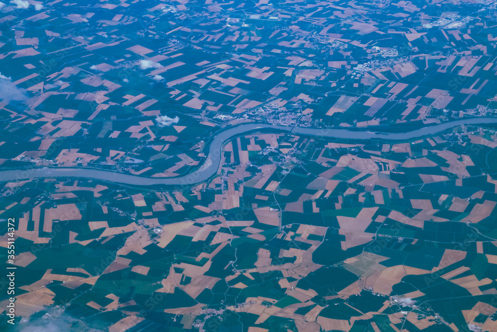 Río Po a su paso por Polesella, región Emilia-Romaña, Italia. Fotografía aérea, vista cenital de los campos de cultivo en Italia.
