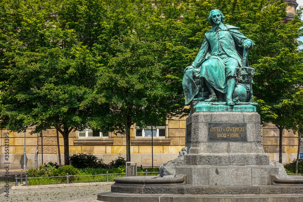 Otto von Guericke Denkmal in Magdeburg, Deutschland
