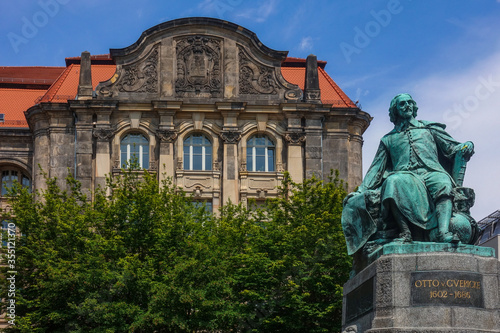 Bild auf Leinwand Otto von Guericke Denkmal in Magdeburg, Deutschland