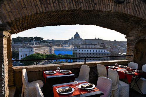 Photography Fenêtres ouvertes sur un coucher de soleil au dessus du Vatican - Windows open o