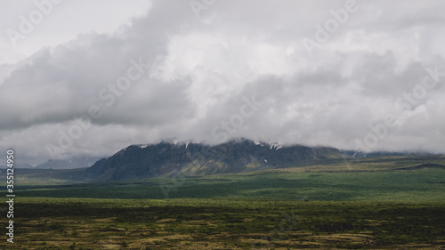 Islande  paysage montagneux  ciel pluvieux et nuageux