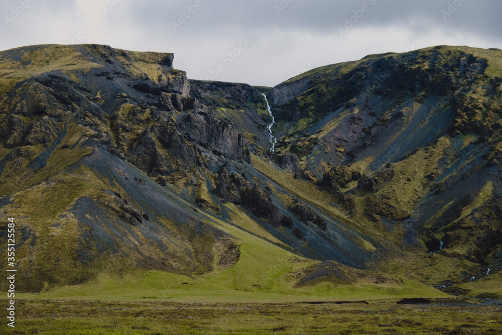 Cascades dans les montagnes en Islande