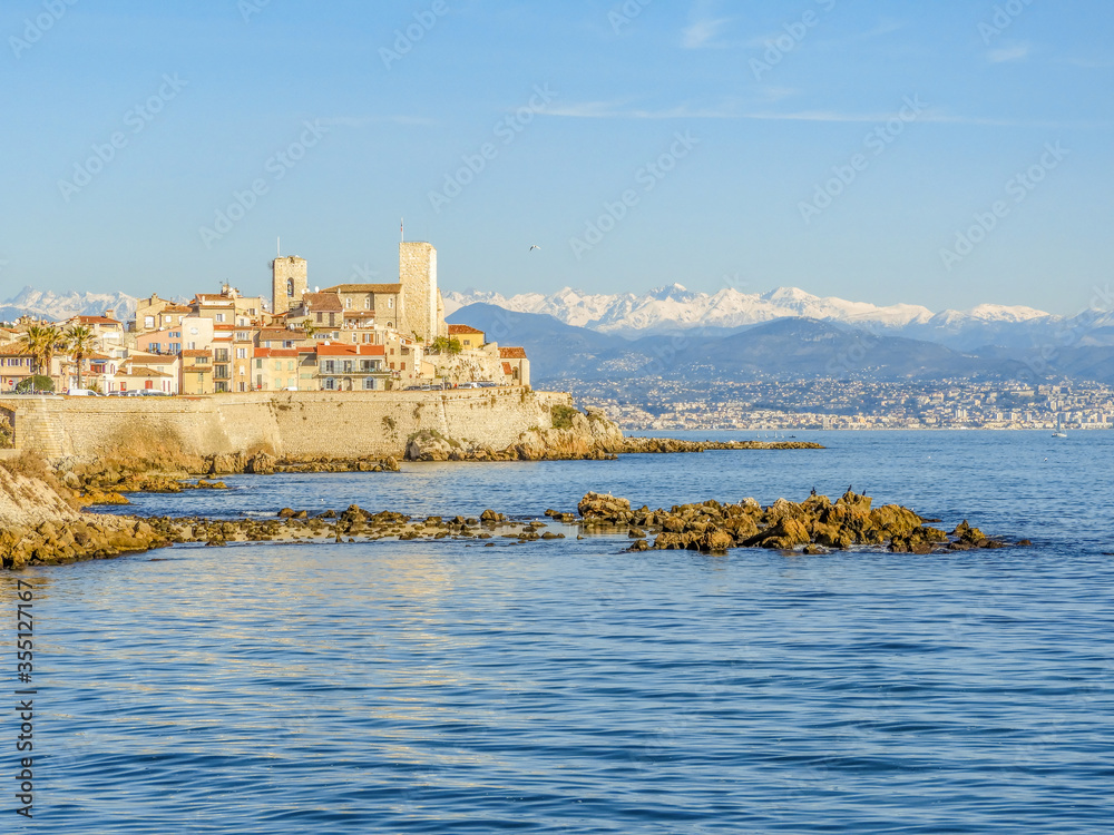 Les remparts d'Antibes devant le Mercantour enneigé - The ramparts of Antibes in front of the snow-covered Mercantour